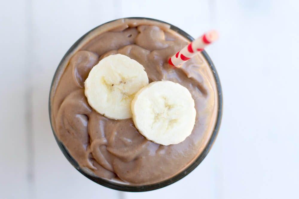 Chocolate Avocado Date Smoothie (dairy free) -- www.savorylotus.com