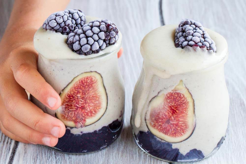 Creamy Cashew Caramom Fig Smoothie (dairy free) \ www.savorylotus.com