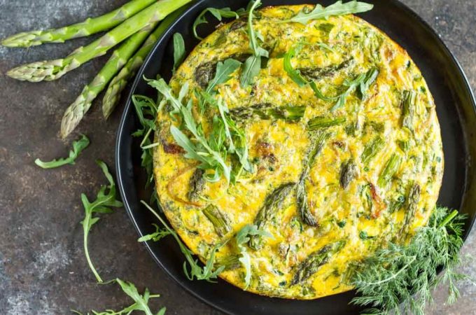 Crustless Caramelized Onion and Asparagus Quiche | www.savorylotus.com