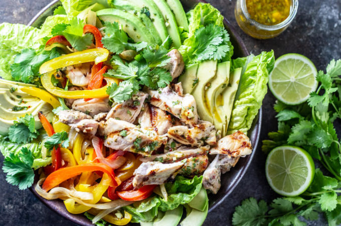Chicken Fajita Salad (gluten free, paleo, whole30) | www.savorylotus.com