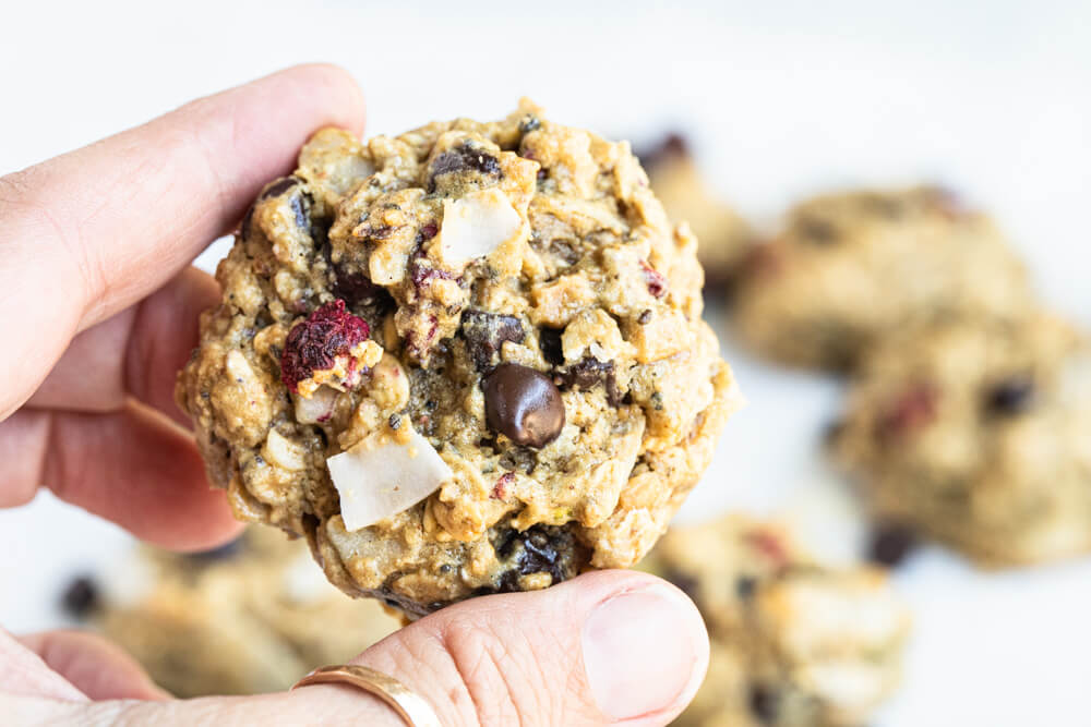 fingers holding one cookie