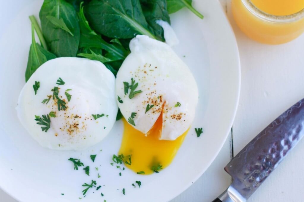 Easy-Poached-Eggs-www.savorylotus.com_-1102x735
